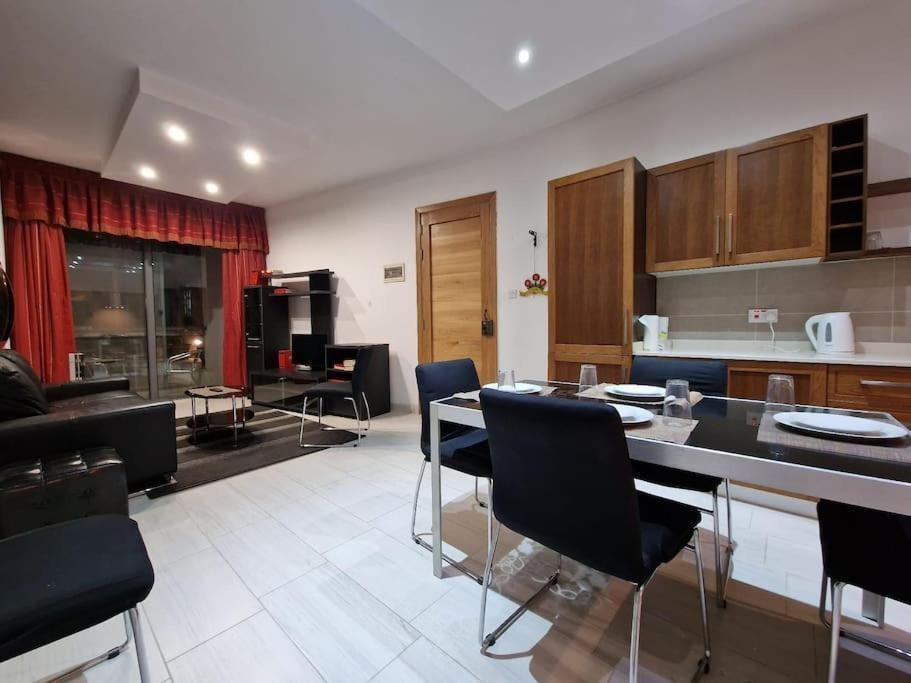 City Center Properties - Modern Two Bedroom Apartment With A Hot Tub And Amazing Location Сент-Полс-Бей Екстер'єр фото